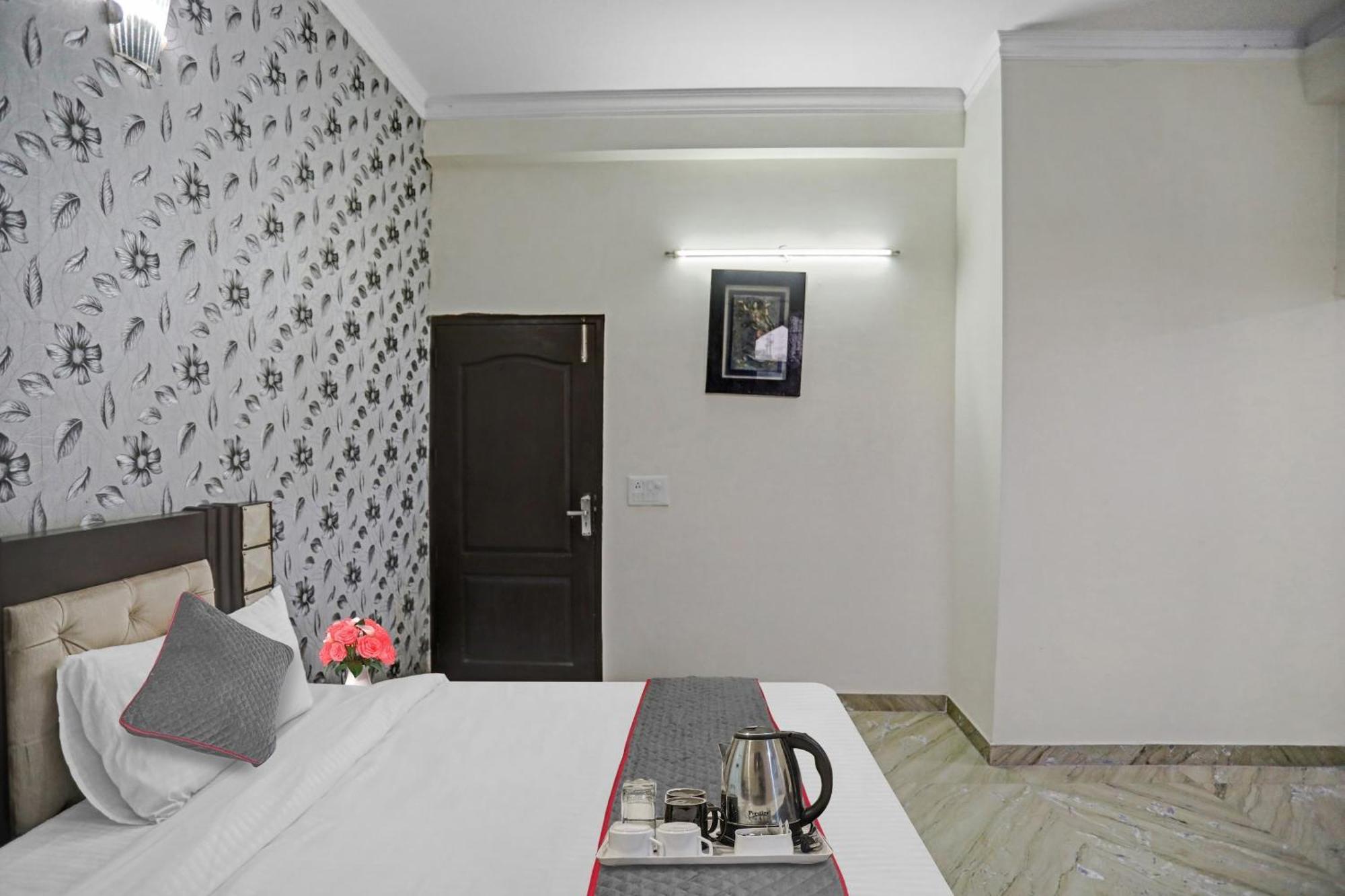 Townhouse The Premier View Near Iskcon Temple Noida Hotel Eksteriør billede
