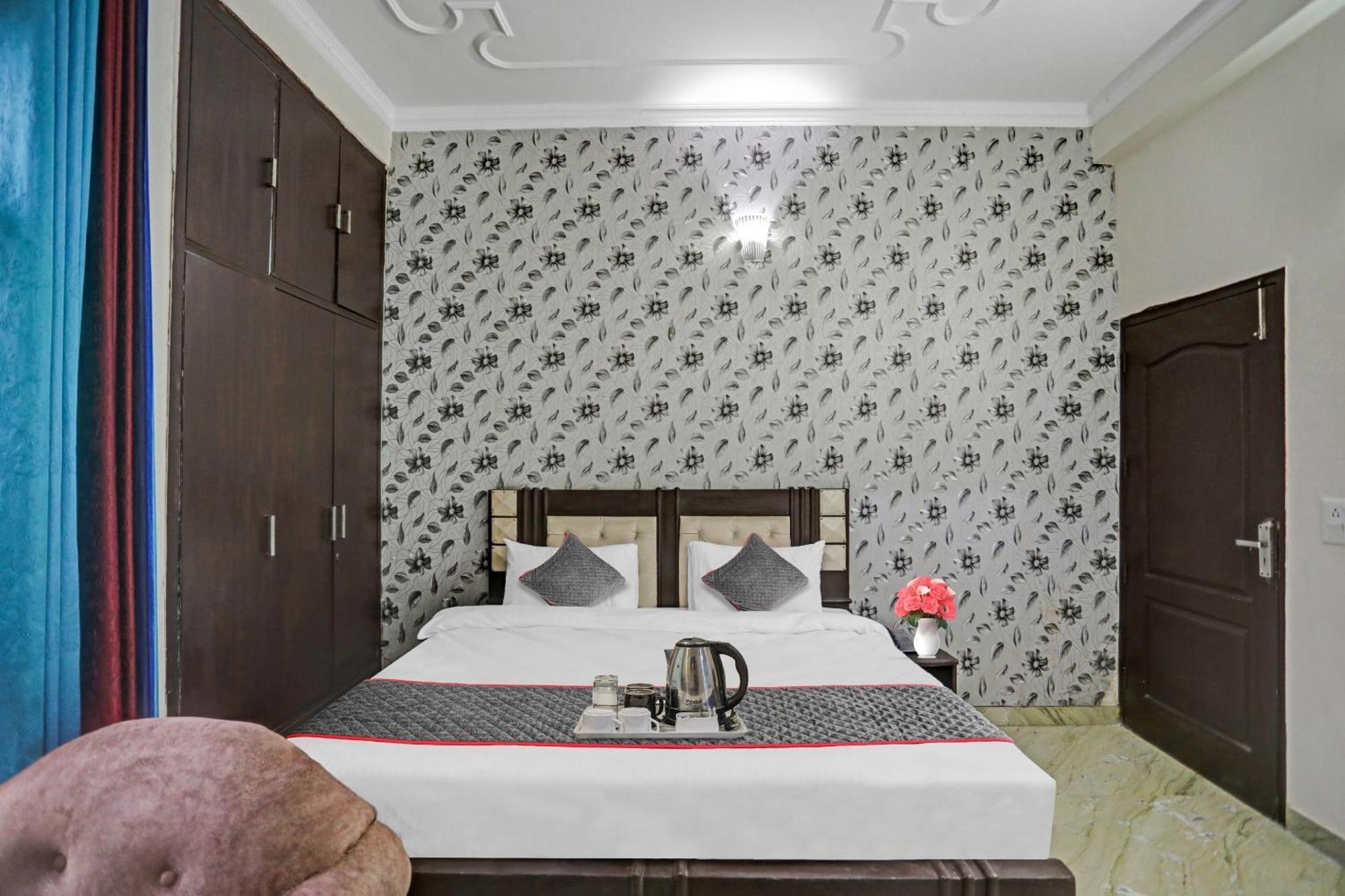 Townhouse The Premier View Near Iskcon Temple Noida Hotel Eksteriør billede